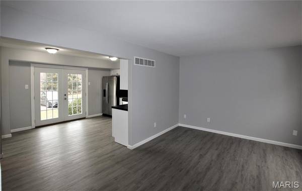 195 N Service RD #C, St Peters, MO 63376