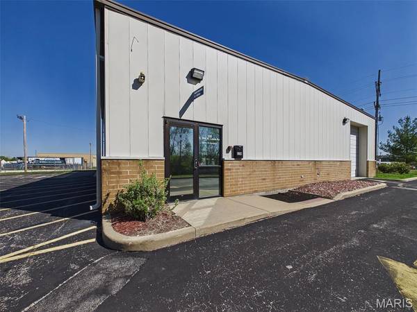 230 N Old Saint Louis RD, Wood River, IL 62095