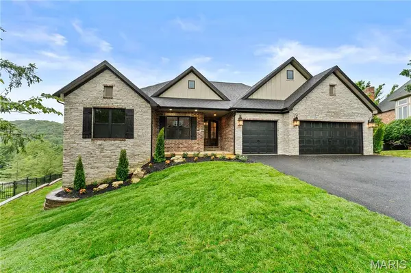 272 Merlot LN, St Albans, MO 63073