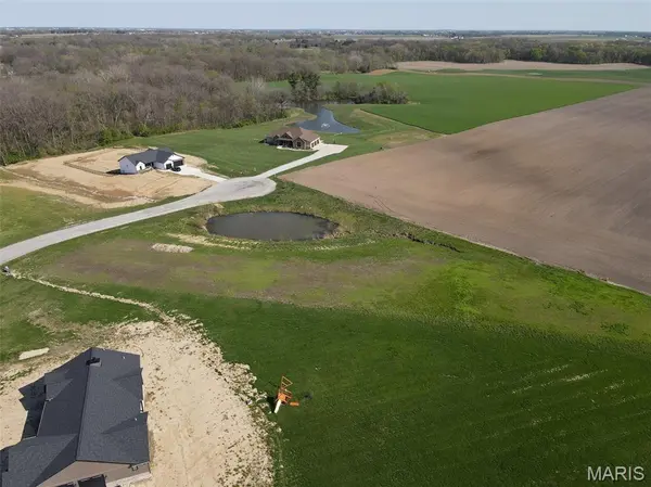 12666 Harvest View LN, Highland, IL 62249