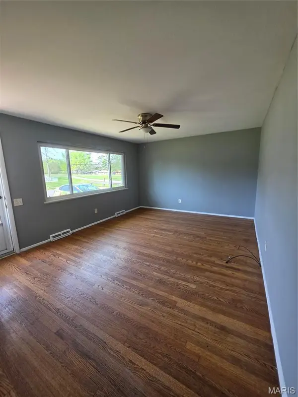 1600 Chickadee LN, Florissant, MO 63031