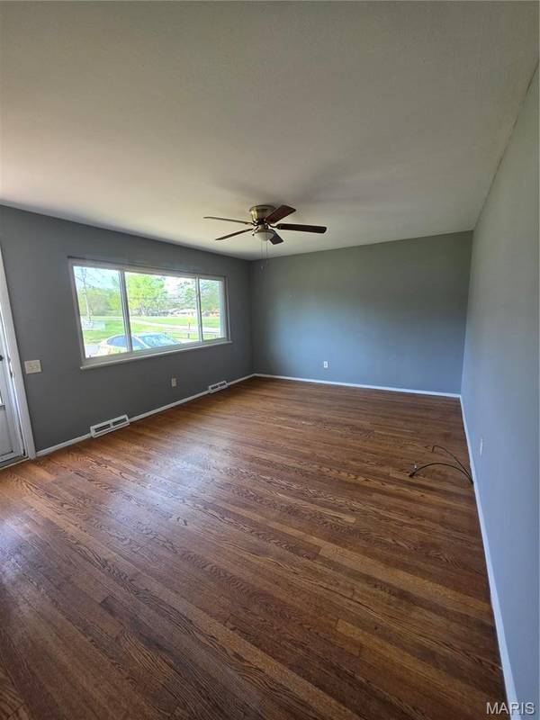1600 Chickadee LN, Florissant, MO 63031