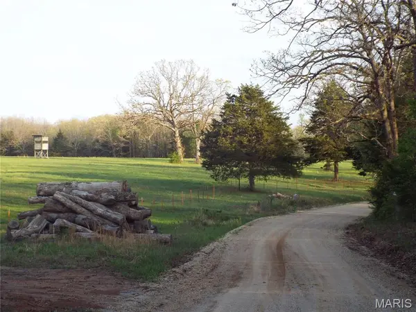 968 E Shivers RD, Linn Creek, MO 65052
