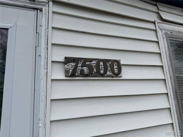 7500 Haywood DR, Hanley Hills, MO 63133