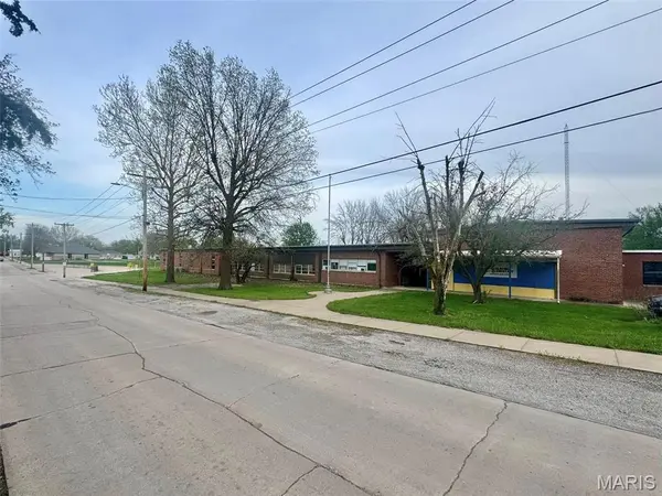 111 W College ST, Shelbina, MO 63468