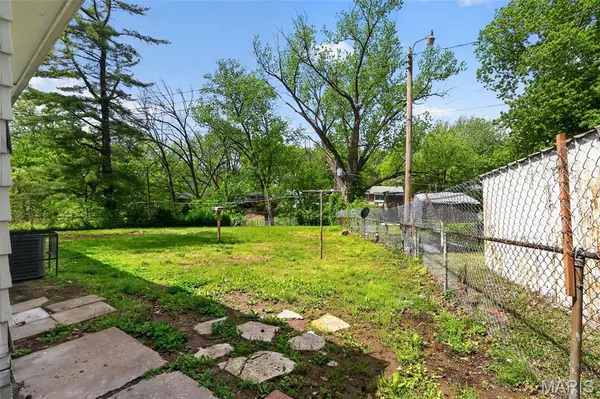 2 Marcel CT, St Louis, MO 63135