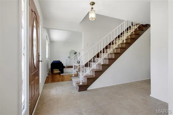 1029 Fernway LN, Creve Coeur, MO 63141