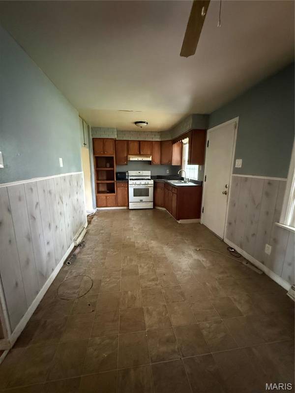 325 Rand DR, St Louis, MO 63135