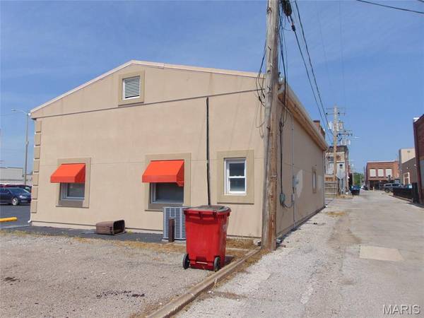 22 S Oak ST, Duquoin, IL 62832