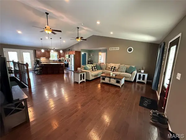 157 Timber Glen RD, Steelville, MO 65565