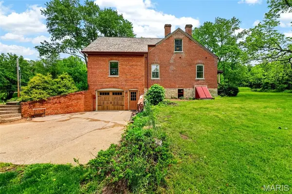 737 Lost Creek LN, Washington, MO 63090