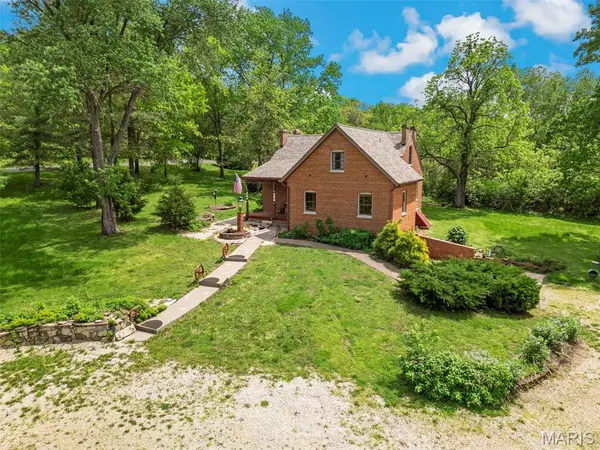 737 Lost Creek LN, Washington, MO 63090