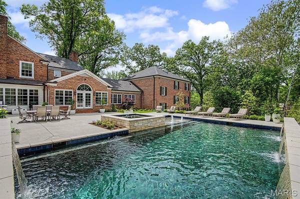 7 Greenbriar DR, Ladue, MO 63124