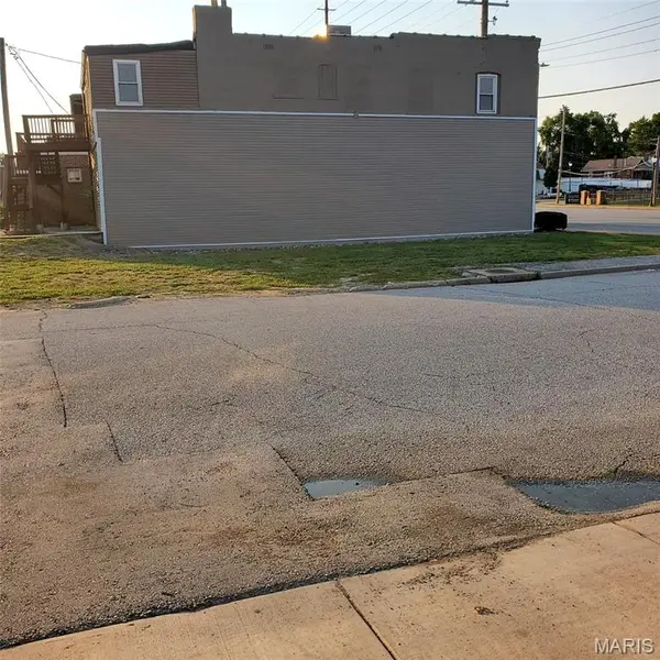 8808 Saint Charles Rock Road RD, St Louis, MO 63114