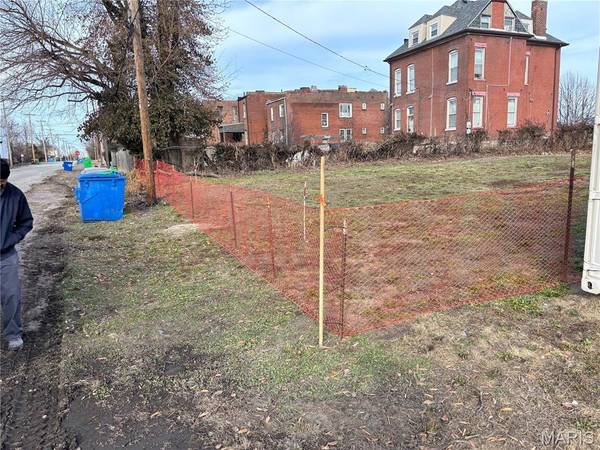 4246 W Belle PL, St Louis, MO 63108