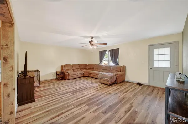 23639 Hawaii RD, Lebanon, MO 65536
