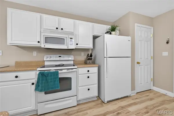 208 Prominence LN, Lake St Louis, MO 63367