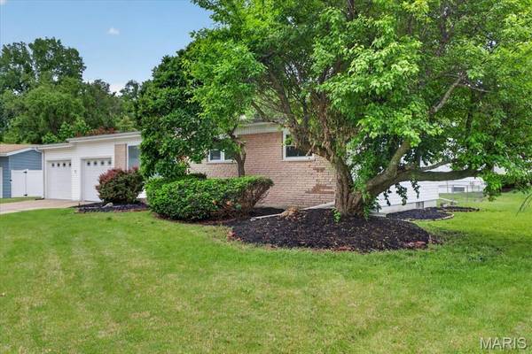 14 Olvera CIR, Florissant, MO 63031
