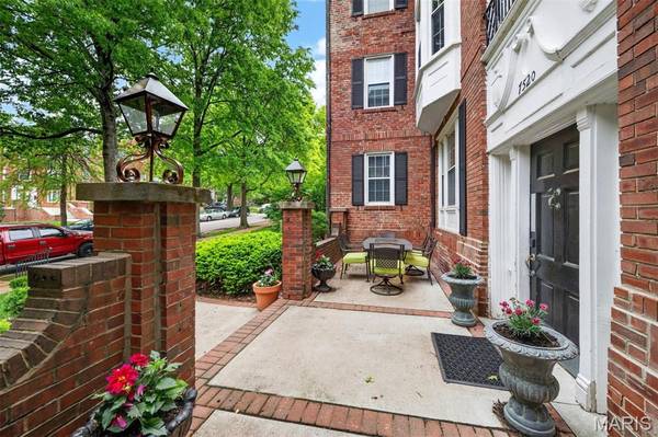 7520 Oxford DR #2W, Clayton, MO 63105