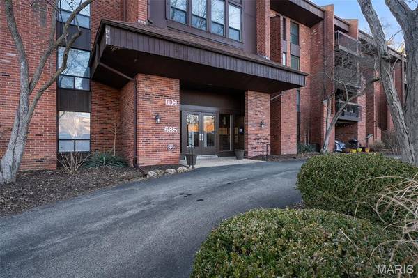 585 Coeur De Royale DR #301, Creve Coeur, MO 63141