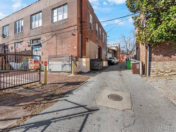 1007 Russell BLVD, St Louis, MO 63104