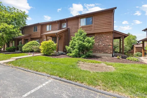 228 Cedar Grove DR #D, St Charles, MO 63304