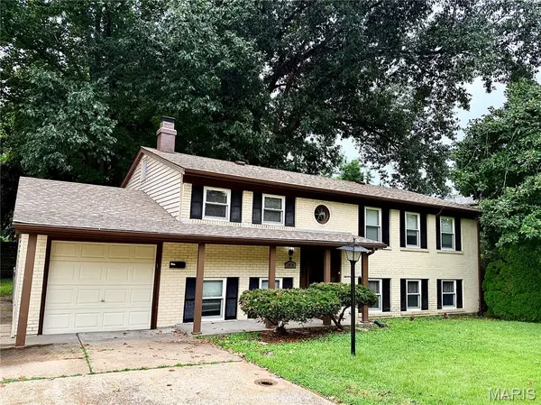 2010 E Humes LN, Florissant, MO 63033