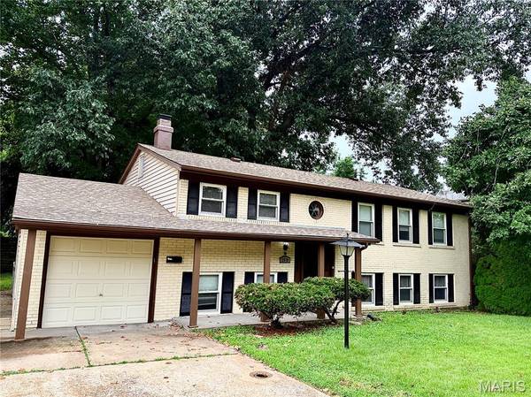 2010 E Humes LN, Florissant, MO 63033