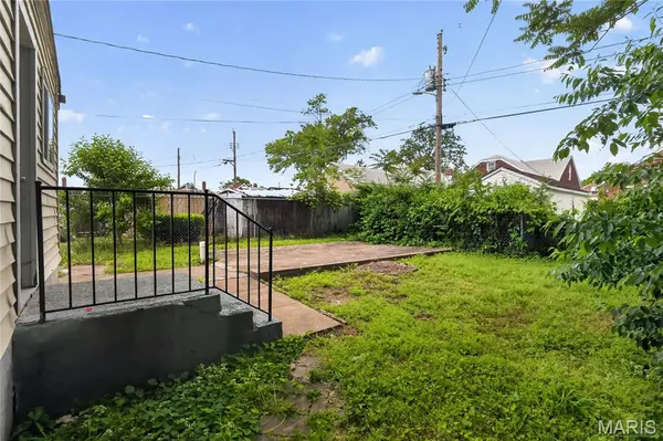 1823 Eton LN, St Louis, MO 63147