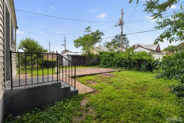 1823 Eton LN, St Louis, MO 63147