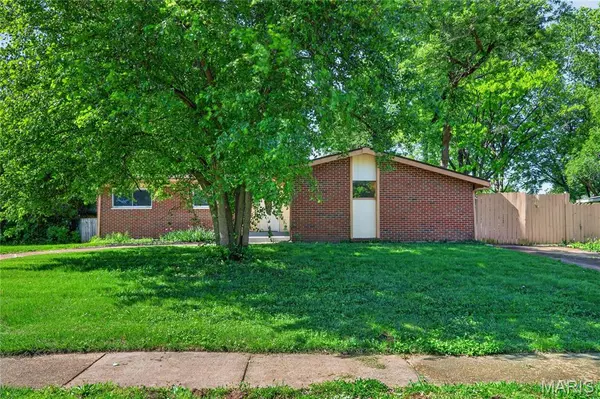 1190 Cheyenne DR, St Louis, MO 63033