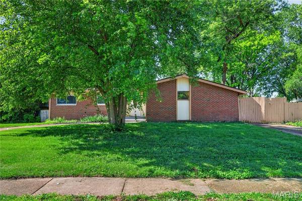 1190 Cheyenne DR, St Louis, MO 63033