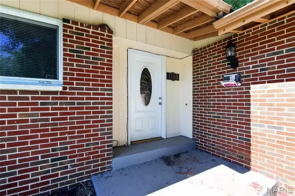 1190 Cheyenne DR, St Louis, MO 63033