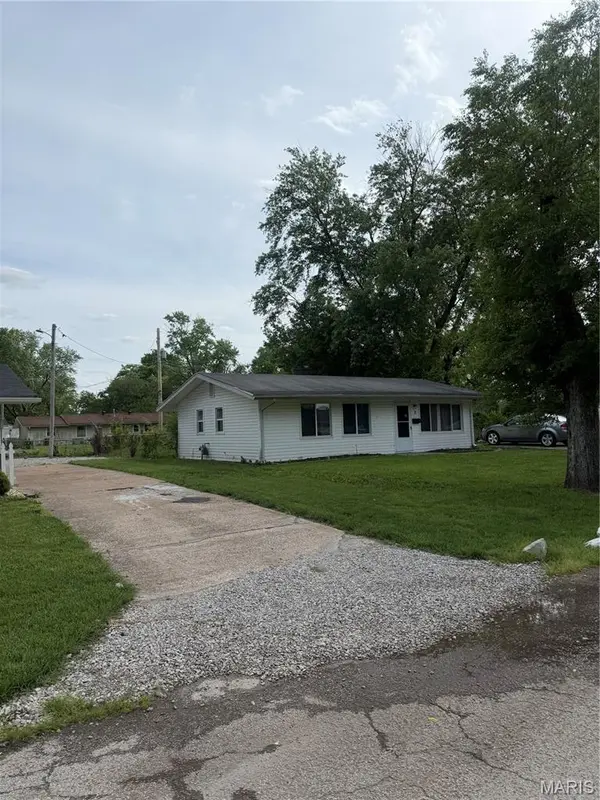 3 W Adams DR, Cahokia, IL 62206