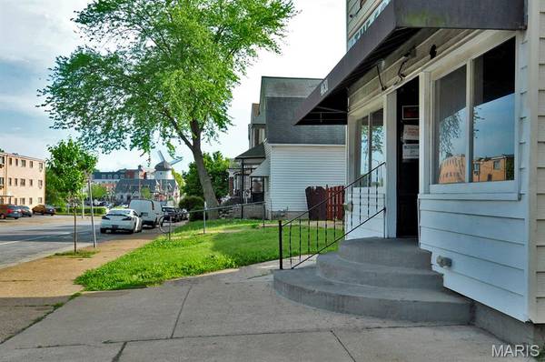 4631 Morganford RD, St Louis, MO 63116