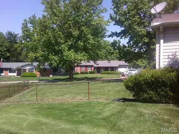 1972 Shoreham DR, Florissant, MO 63033