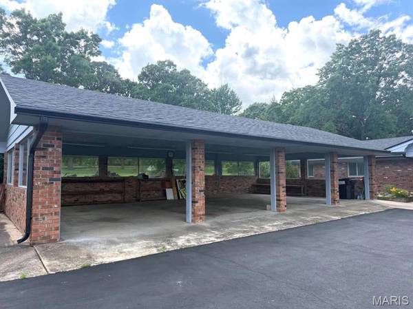 26541 Lake Shore Rd, Lebanon, MO 65536