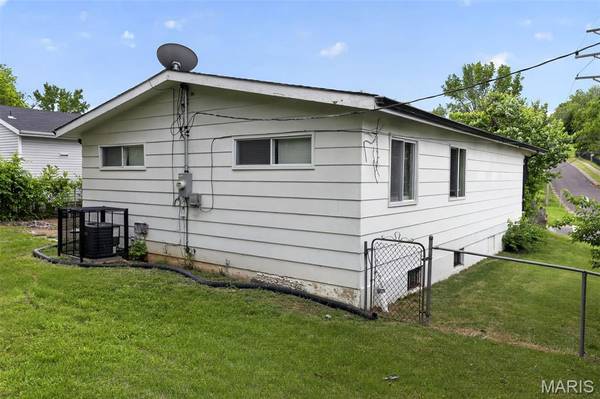 2587 Robley DR, St Louis, MO 63136