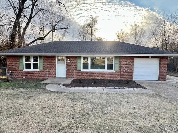83 Grand Circle DR, Maryland Heights, MO 63043