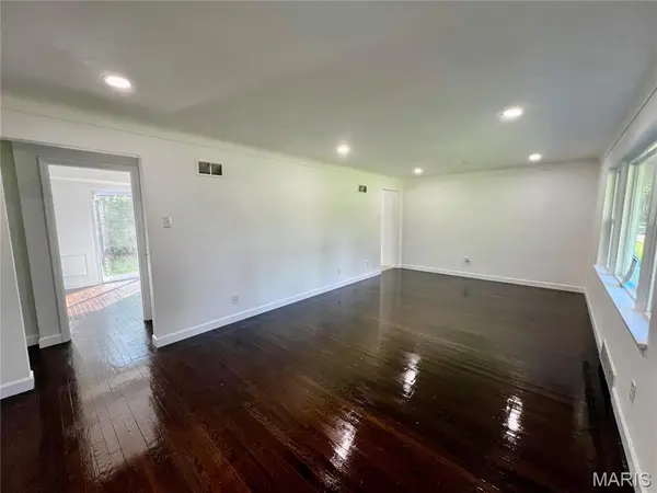 83 Grand Circle DR, Maryland Heights, MO 63043