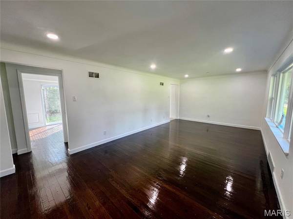 83 Grand Circle DR, Maryland Heights, MO 63043