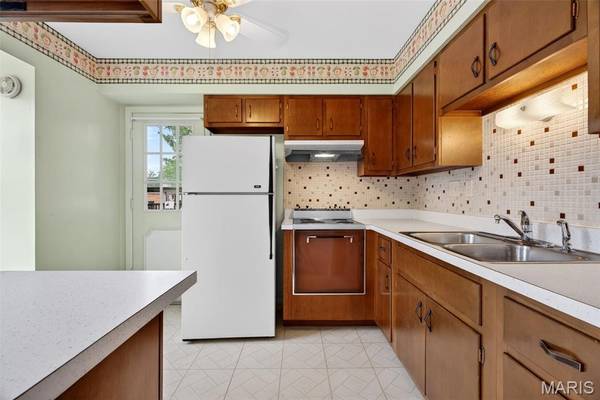 808 Dumont PL #E, St Louis, MO 63125