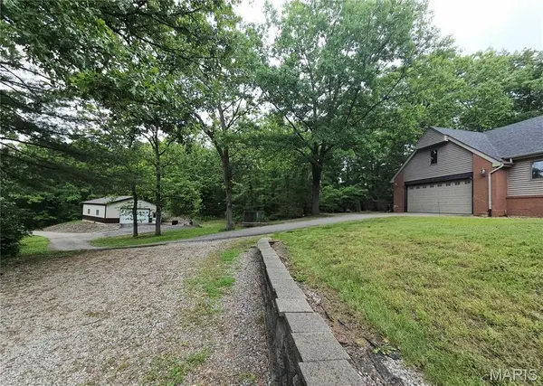4290 Horse Creek RD, Red Bud, IL 62278