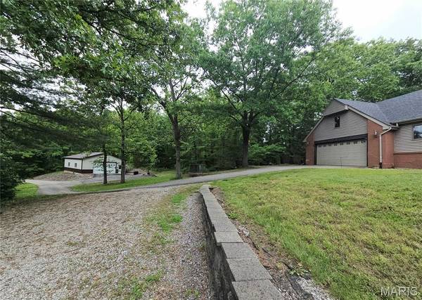4290 Horse Creek RD, Red Bud, IL 62278