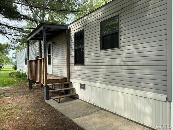 940 E 1st ST, Beckemeyer, IL 62219