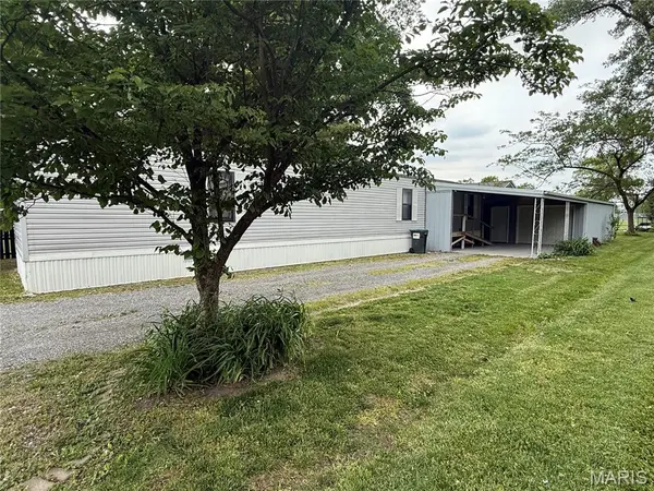 940 E 1st ST, Beckemeyer, IL 62219