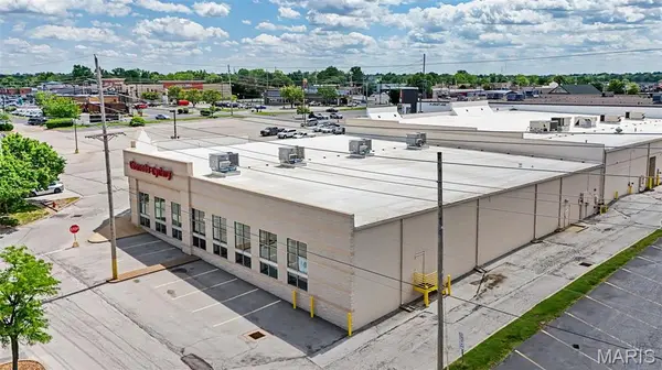 235 Mid Rivers Mall DR, St Peters, MO 63376