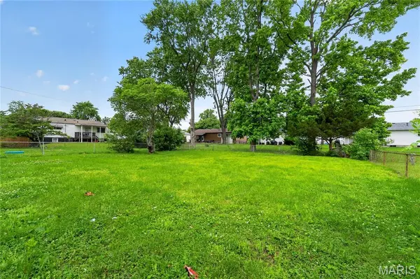 1055 Jackson LN, St Louis, MO 63031