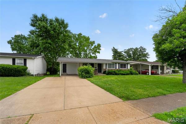 1055 Jackson LN, St Louis, MO 63031