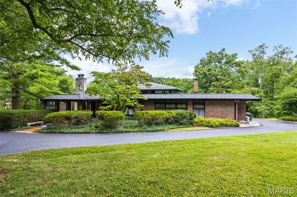 18 Spoede LN, Creve Coeur, MO 63141